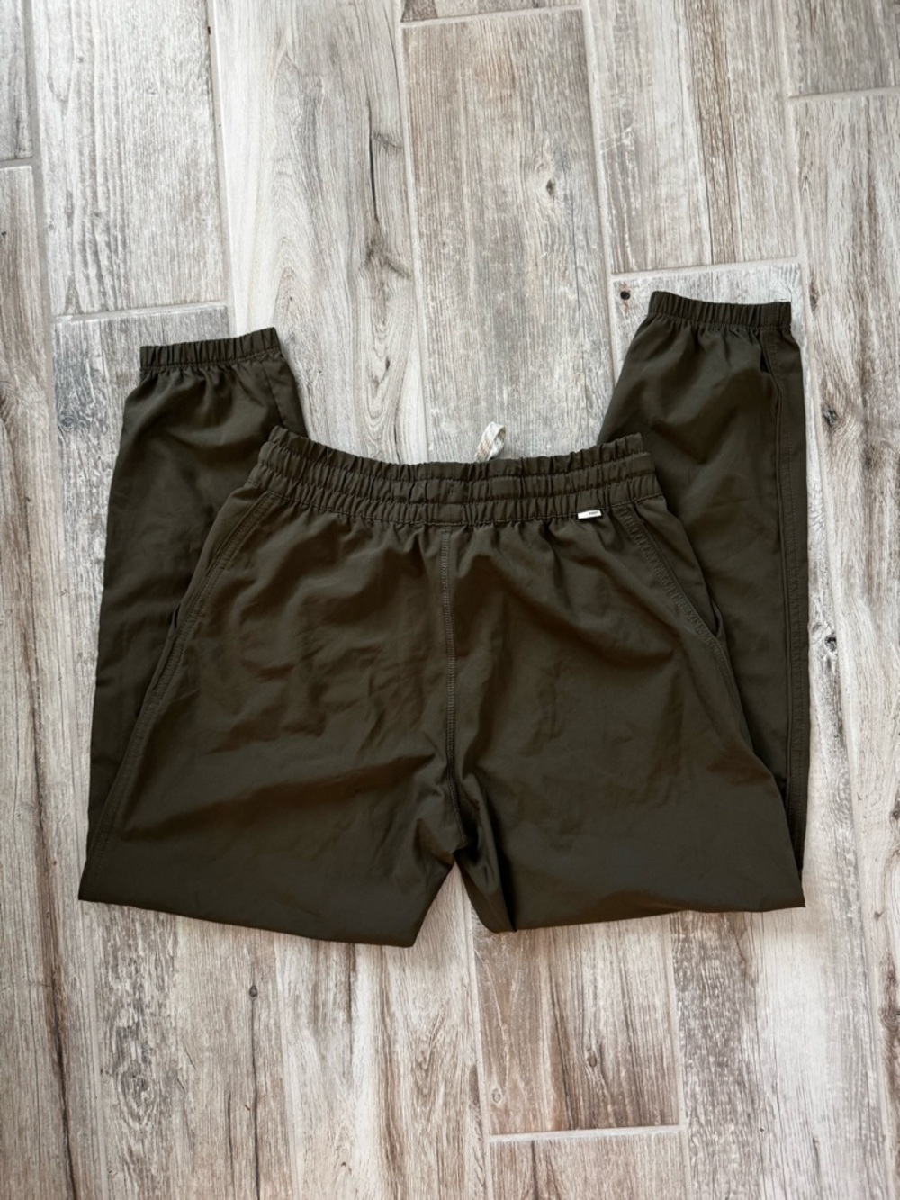 Vuori Women's Miles Jogger Size Large Oregano Green Like New - Picture 5 of 9